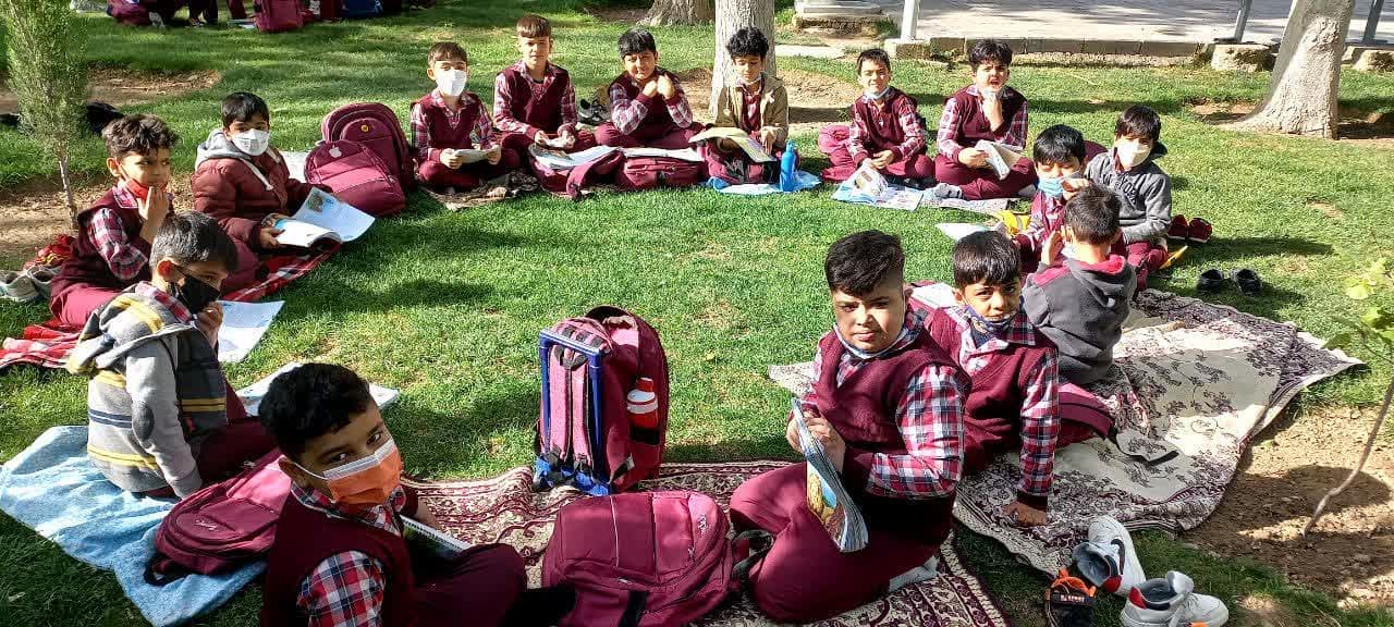 دبستان شکوفه های یاس - هیجان اموزشی ( کلاس در پارک ) 